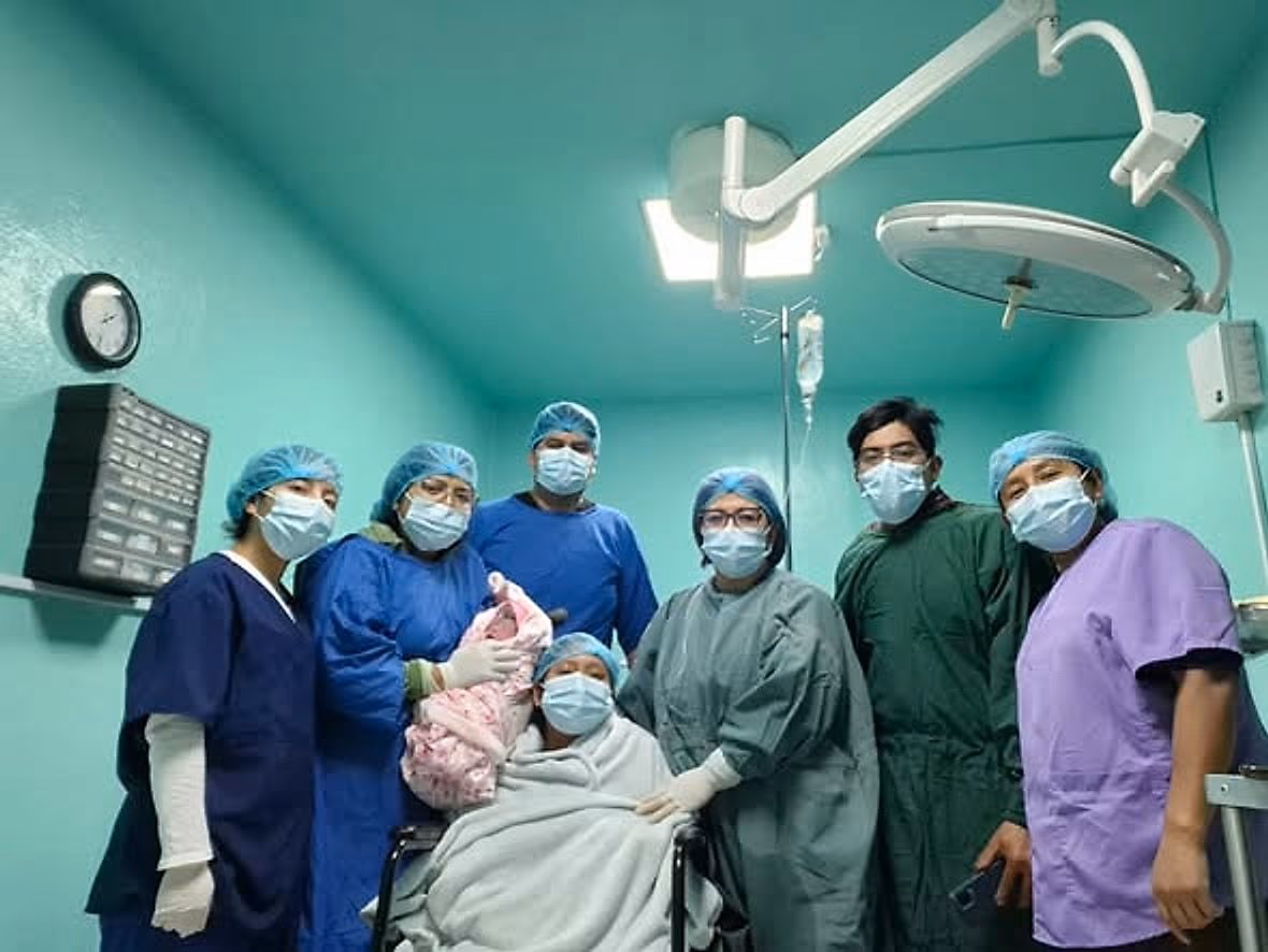Equipo médico de Medicentro Altense con un recién nacido