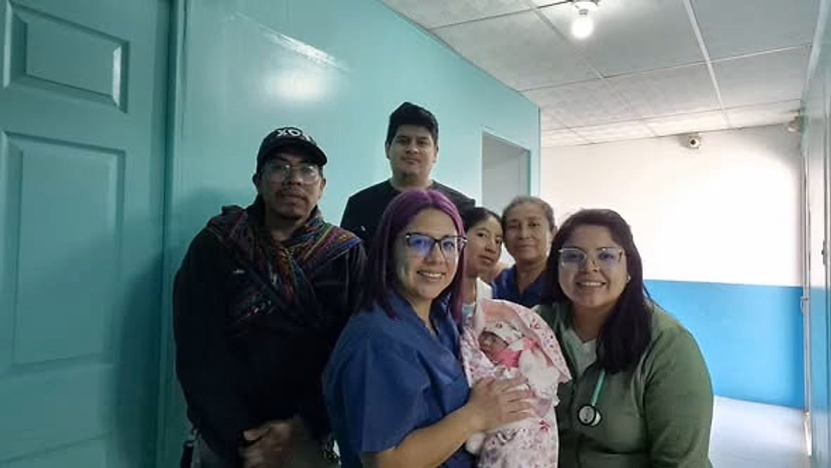 Familia feliz con su recién nacido en Medicentro Altense