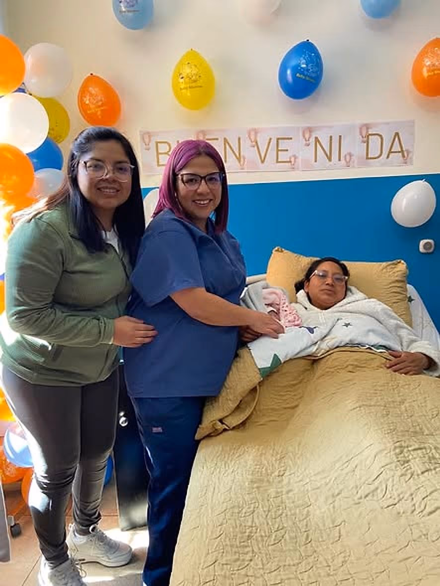 Habitación de recuperación con decoración de bienvenida